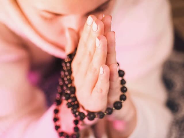 Om znaczenie symbolu: odkryj jego głęboką moc i duchowe znaczenie